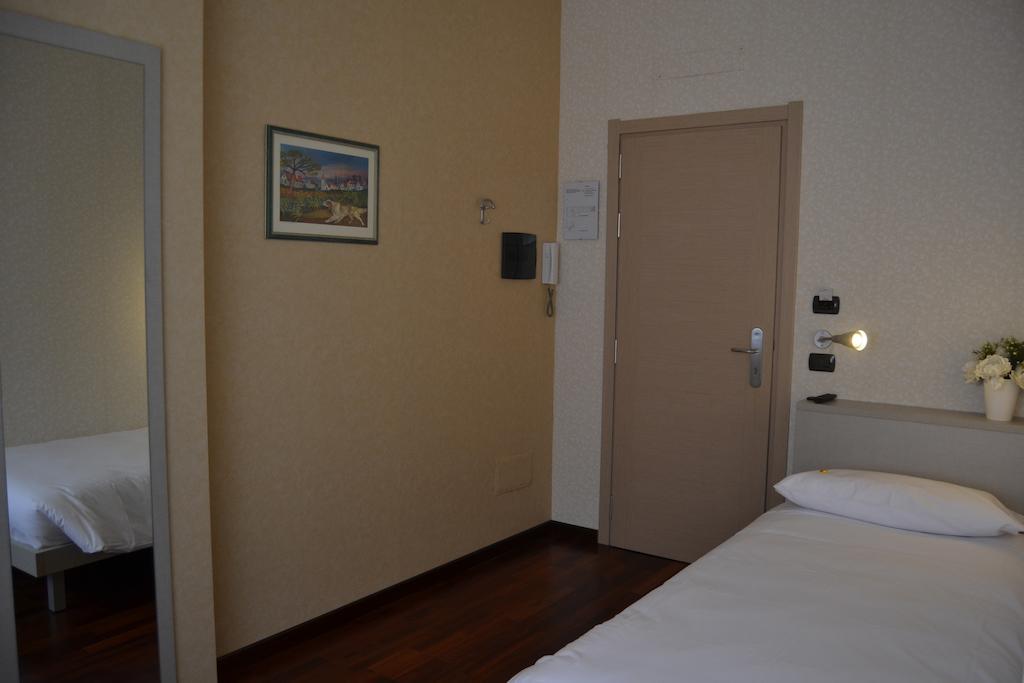 Italia 30 Hotel Gorgonzola Room photo